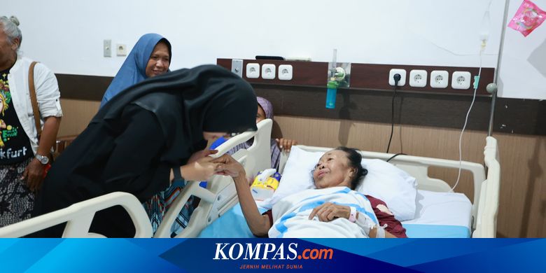 kala-bupati-banyuwangi-sungkem-ke-maestro-gandrung-yang-terbaring-sakit