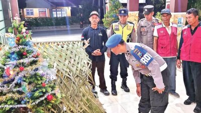 ratusan-jemaat-natal-di-purwoharjo-banyuwangi-dijaga-satgas-lintas-agama,-simbol-kerukunan-bhinneka-tunggal-ika