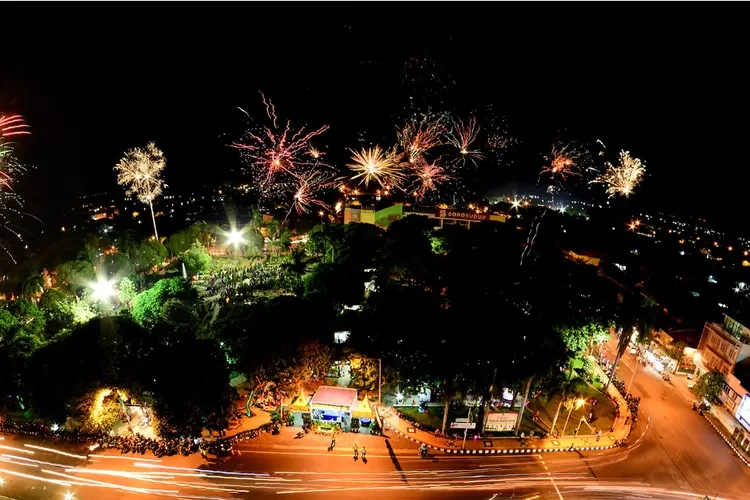 pemkab-banyuwangi-larang-pesta-kembang-api-malam-tahun-baru-2026,-warga-diajak-perbanyak-doa-bersama