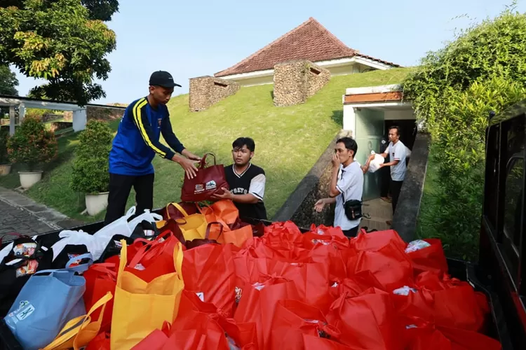 harjaba-ke-254-banyuwangi-lebih-bermakna,-ribuan-warga-terima-sembako-pengganti-karangan-bunga