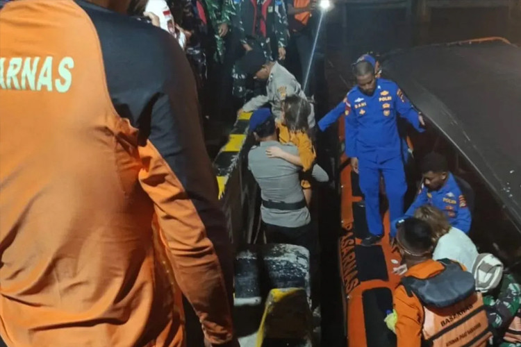 empat-warga-spanyol-masih-dicari-usai-kapal-wisata-tenggelam-di-perairan-pulau-padar-–-times-banyuwangi