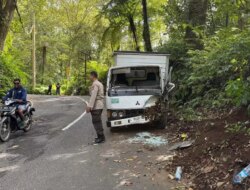 Truk Box Tabrak Tebing di Jalur Kawah Ijen Banyuwangi, Pengemudi Keliru Baca Jalan Saat Malam Hari