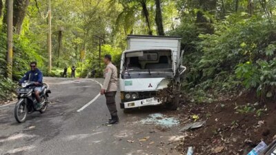 truk-box-tabrak-tebing-di-jalur-kawah-ijen-banyuwangi,-pengemudi-keliru-baca-jalan-saat-malam-hari
