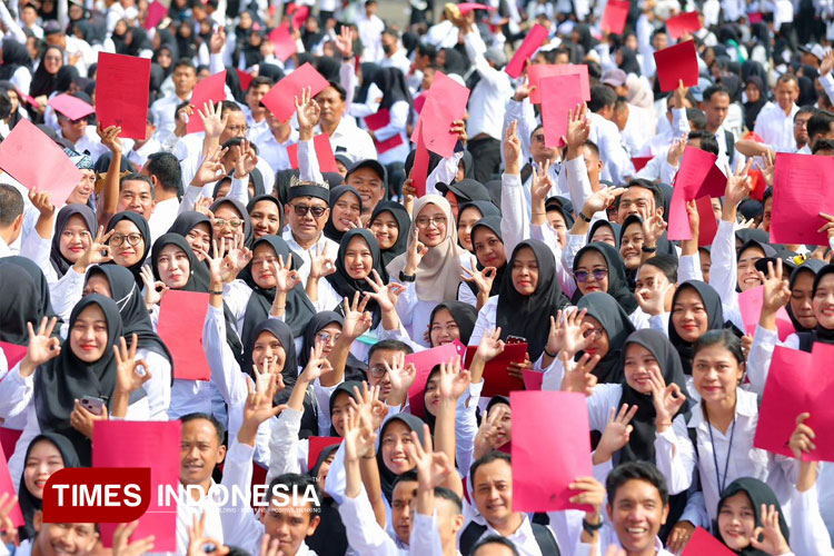 ‎air-mata-bahagia-pecah,-bupati-ipuk-resmikan-4.888-honorer-banyuwangi-jadi-pppk-paruh-waktu-–-times-banyuwangi