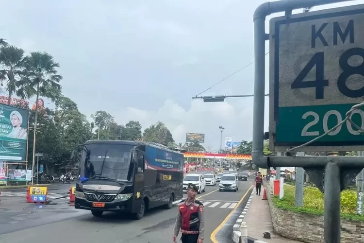 libur-akhir-tahun,-jalur-puncak-terapkan-one-way-dan-car-free-night