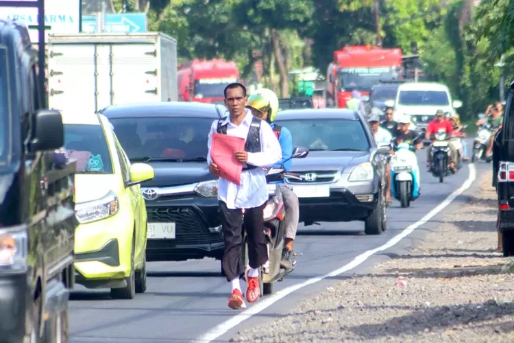 nazar-terbayar-sk-pppk,-penjaga-sekolah-di-banyuwangi-lari-52-km-dari-kota-hingga-glenmore