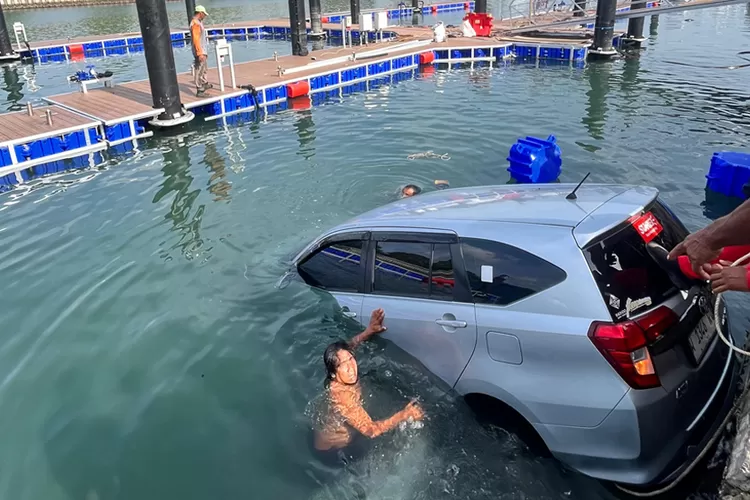 mobil-toyota-calya-kecebur-ke-laut-di-marina-boom-banyuwangi,-diduga-lupa-tarik-rem-tangan