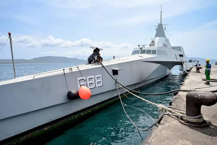 karya-anak-bangsa,-kapal-perang-kri-golok-688-singgah-di-banyuwangi,-perkuat-patroli-selat-bali