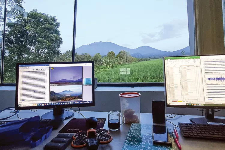 gunung-raung-banyuwangi-dilanda-gempa-tektonik-tiap-hari,-asap-kian-menipis