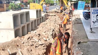 cegah-genangan-saat-musim-hujan,-drainase-jalan-raya-lemahbang-dewo-banyuwangi-diperbaiki-373-meter
