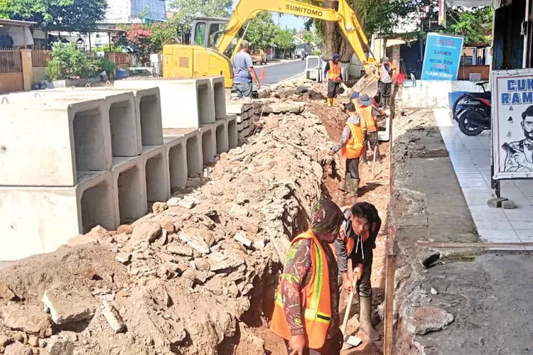 cegah-genangan-saat-musim-hujan,-drainase-jalan-raya-lemahbang-dewo-banyuwangi-diperbaiki-373-meter