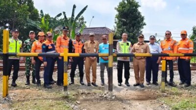 cegah-kecelakaan,-perlintasan-sebidang-kereta-api-di-pekalongan-resmi-ditutup