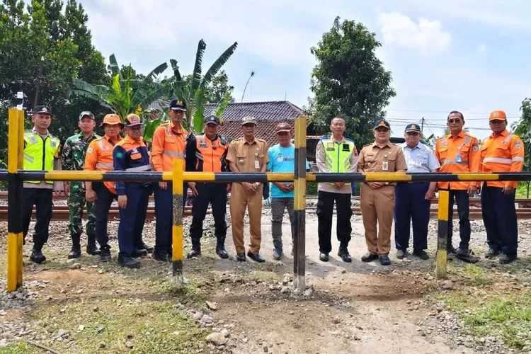 cegah-kecelakaan,-perlintasan-sebidang-kereta-api-di-pekalongan-resmi-ditutup