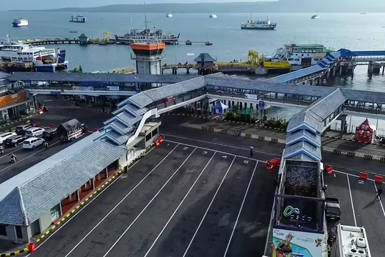 arus-bali–jawa-masih-padat,-ribuan-penumpang-dan-kendaraan-padati-lintasan-gilimanuk–ketapang