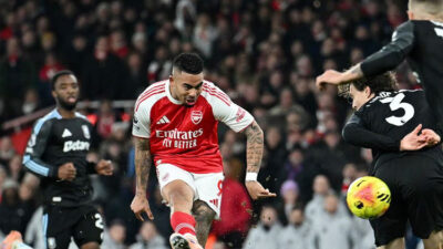 gilas-aston-villa,-arsenal-perlebar-jarak-di-puncak-klasemen-–-times-banyuwangi