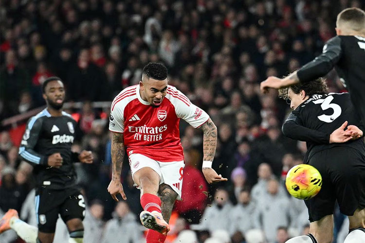 gilas-aston-villa,-arsenal-perlebar-jarak-di-puncak-klasemen-–-times-banyuwangi