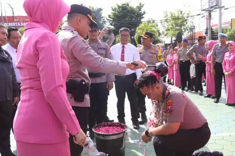 109-personel-naik-pangkat,-polresta-banyuwangi-gelar-upacara-kenaikan-pangkat-dan-pelepasan-purna-bhakti