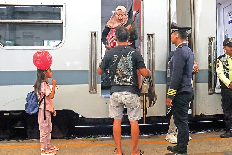 puncak-arus-balik-nataru-2026,-penumpang-kereta-dari-stasiun-kalisetail-diprediksi-tembus-1.100-orang