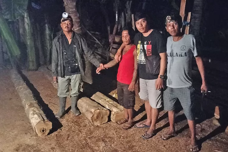 patroli-gabungan-tegaldlimo-bekuk-pelaku-illegal-logging,-enam-gelondong-jati-ilegal-diamankan