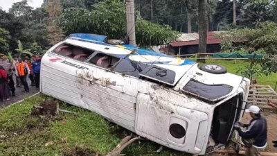 rem-blong-di-turunan-amd-sendi-pacet-mojokerto,-elf-wisata-terguling:-16-penumpang-jadi-korban