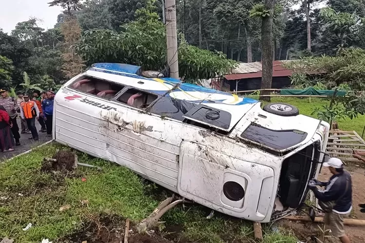rem-blong-di-turunan-amd-sendi-pacet-mojokerto,-elf-wisata-terguling:-16-penumpang-jadi-korban