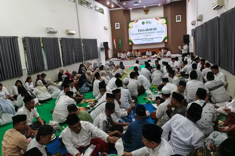 gelar-tasyakuran-hab-ke-80,-delapan-pegawai-kemenag-banyuwangi-terima-satyalancana