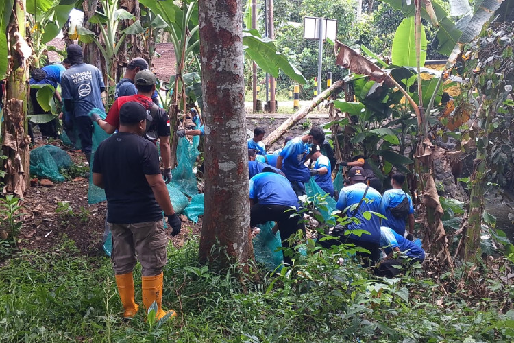 sinergi-polsek-singojuruh-dan-sungai-watch-sulap-aliran-sungai-gumirih-banyuwangi-lebih-lestari-–-times-banyuwangi