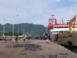 Arus Penumpang Kapal Nataru Berubah, Tanjung Wangi dan Boom Naik, Ketapang Justru Turun