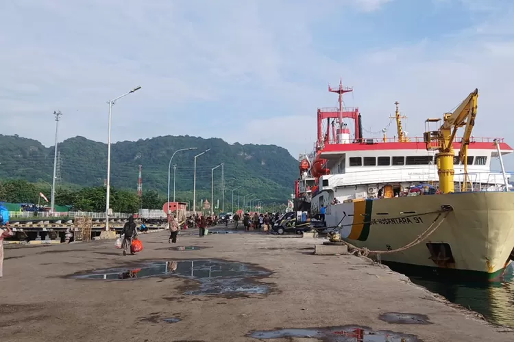 arus-penumpang-kapal-nataru-berubah,-tanjung-wangi-dan-boom-naik,-ketapang-justru-turun