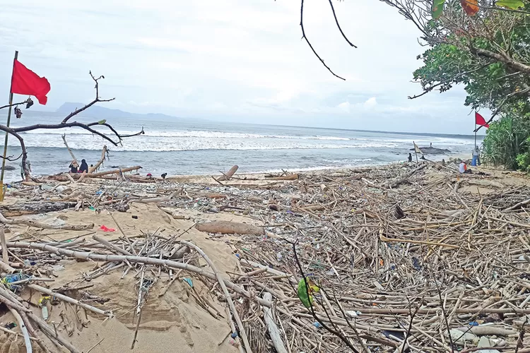pantai-pancur-alas-purwo-banyuwangi-dipenuhi-sampah-kiriman,-fenomena-tahunan-musim-angin-barat