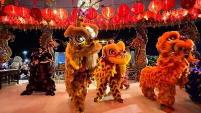 malam-tahun-baru-di-banyuwangi-berbeda,-barongsai-dan-tari-naga-hibur-warga-di-kelenteng-hoo-tong-bio