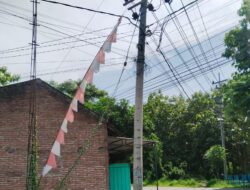 Tiang Listrik Retak dan Miring, Warga Was-was: “Tinggal Nunggu Korban!”