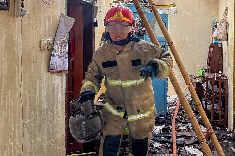 kompor-diduga-lupa-dimatikan,-rumah-di-kertosari-banyuwangi-ludes-terbakar,-kerugian-capai-rp300-juta