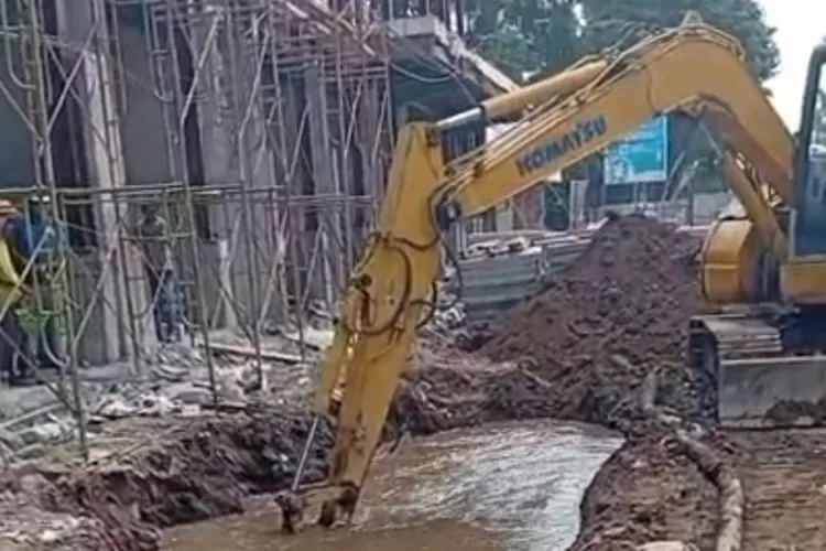 pipa-pudam-terkena-alat-berat-proyek-pasar-banyuwangi,-lima-kelurahan-alami-penurunan-debit-air