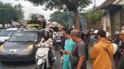 kecelakaan-maut-di-kedayunan-banyuwangi,-pasutri-tewas-tertabrak-dump-truck,-jalan-macet-lebih-sejam