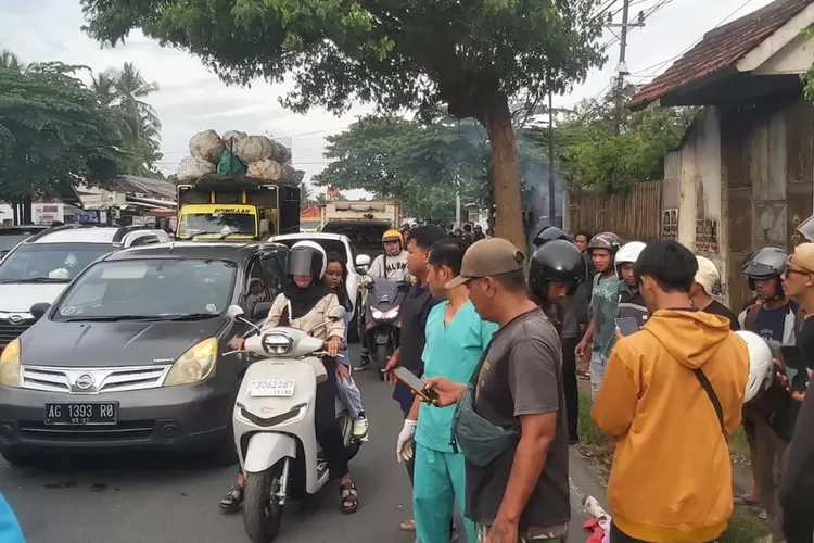 kecelakaan-maut-di-kedayunan-banyuwangi,-pasutri-tewas-tertabrak-dump-truck,-jalan-macet-lebih-sejam