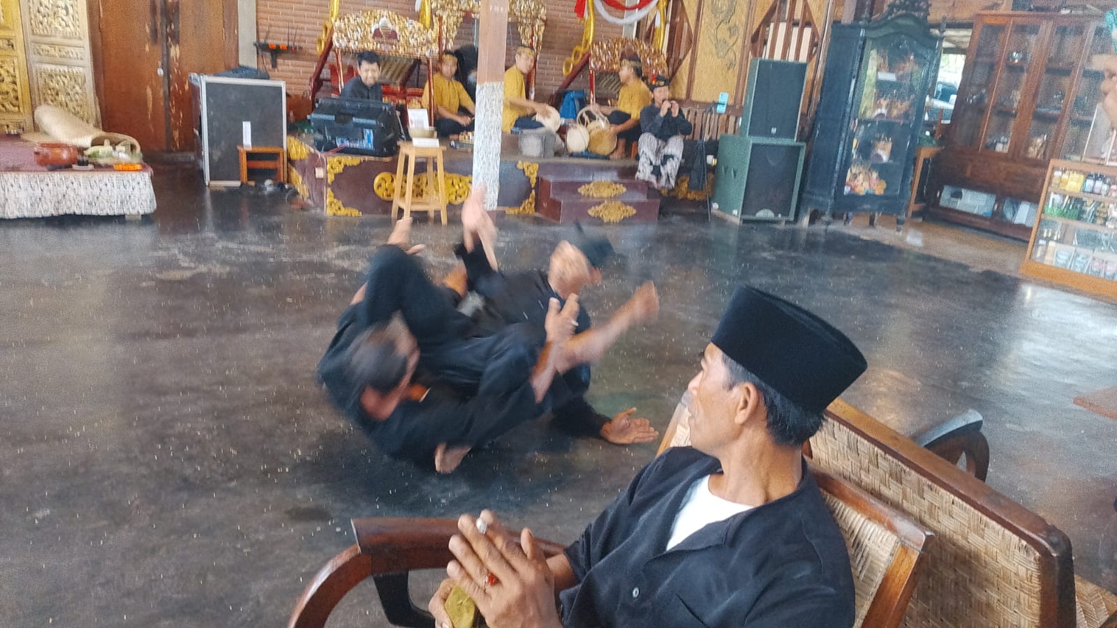 sewindu-waroeng-kemarang,-rayakan-8-hari-8-malam-dengan-hiburan-rakyat-dan-undang-pendekar-pencak