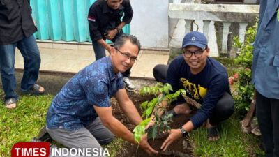 peringati-haul-gus-dur-ke-16,-pemuda-banyuwangi-sedekah-bibit-buah-di-rumah-ibadah-–-times-banyuwangi