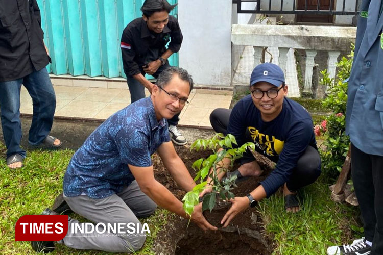 peringati-haul-gus-dur-ke-16,-pemuda-banyuwangi-sedekah-bibit-buah-di-rumah-ibadah-–-times-banyuwangi