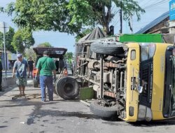 Truk Colt Diesel Terguling di Jalan Brawijaya Banyuwangi, Ban Pecah Jadi Penyebab