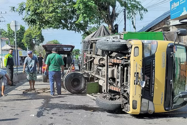 truk-colt-diesel-terguling-di-jalan-brawijaya-banyuwangi,-ban-pecah-jadi-penyebab
