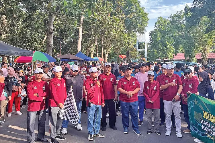 ribuan-warga-padati-jalan-sehat-kerukunan-di-gor-tawang-alun-banyuwangi,-bazar-umkm-ikut-meriahkan-hab-ke-80-kemenag