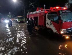 Hujan Deras Picu Banjir di Surabaya, 97 Armada Damkar Dikerahkan Sedot Genangan