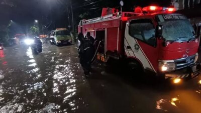 hujan-deras-picu-banjir-di-surabaya,-97-armada-damkar-dikerahkan-sedot-genangan