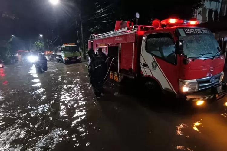 hujan-deras-picu-banjir-di-surabaya,-97-armada-damkar-dikerahkan-sedot-genangan