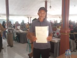 Tuntas! 960 Sertifikat PTSL Desa Sumberkencono Resmi Dibagikan, Warga Sumringah