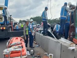 Kecelakaan Beruntun Tol Batang–Semarang KM 354, Muatan Besi Truk Timpa Mobil, Satu Penumpang Voxy Tewas