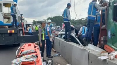 kecelakaan-beruntun-tol-batang–semarang-km-354,-muatan-besi-truk-timpa-mobil,-satu-penumpang-voxy-tewas