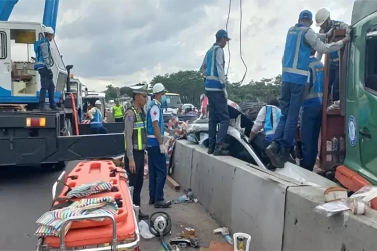 kecelakaan-beruntun-tol-batang–semarang-km-354,-muatan-besi-truk-timpa-mobil,-satu-penumpang-voxy-tewas