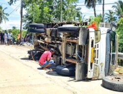 Dump Truck Dibawa Kabur ODGJ Melintasi 50 Kilometer di Banyuwangi, Berakhir Terguling di Jalur Pulau Merah
